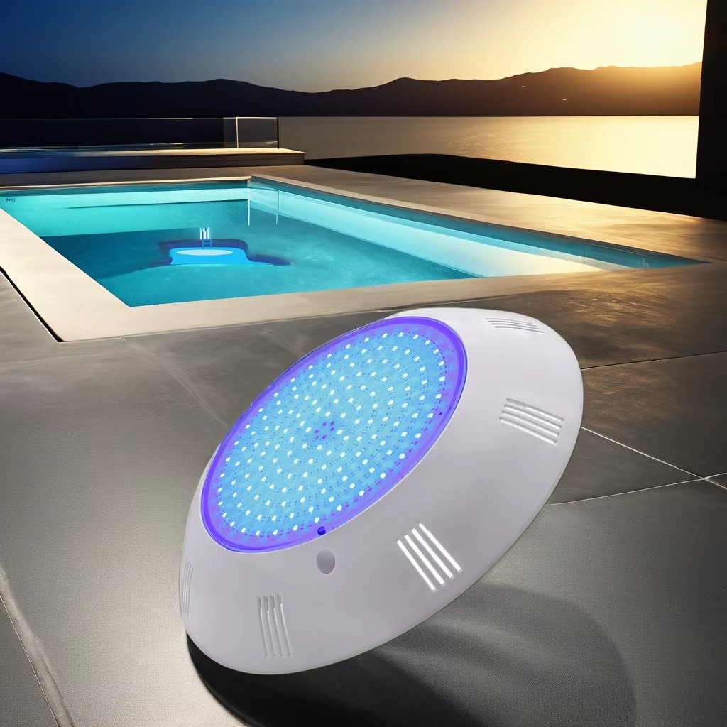 Luz LED IP68 para piscina exterior al atardecer