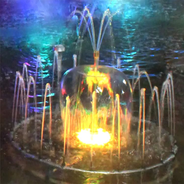Fuente circular en funcionamiento nocturno