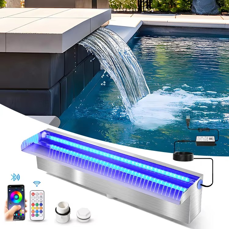 Cascada lineal LED instalada en piscina exterior