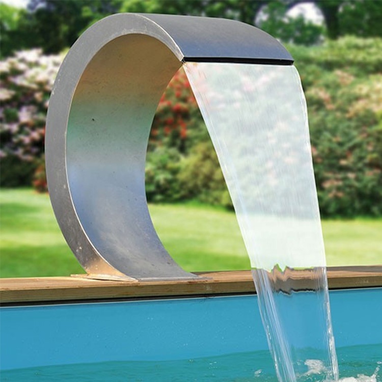 Cascada curva de acero inoxidable en jardín