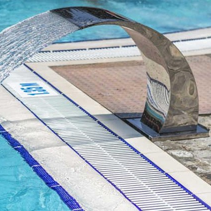 Cascada curva instalada en borde de piscina