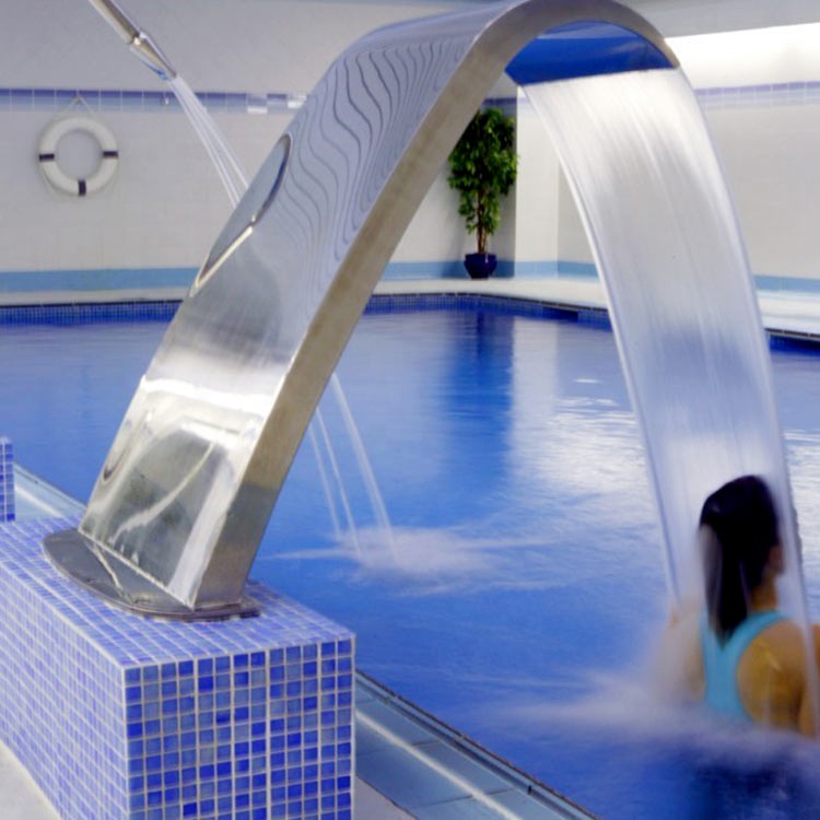 Cascada curva de acero inoxidable instalada en piscina interior