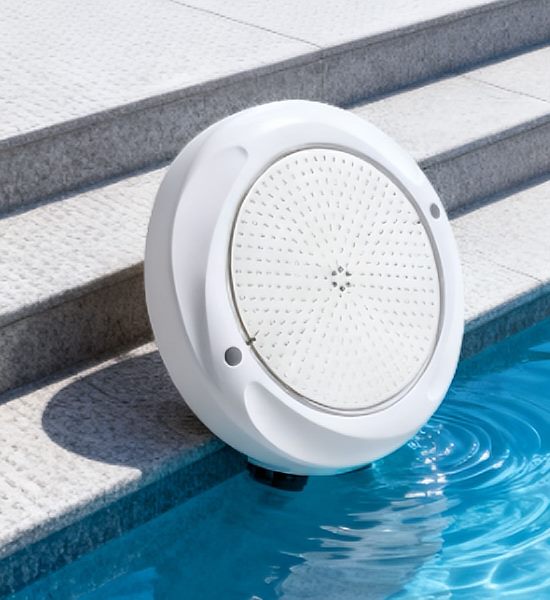 Luz de piscina de pared instalada junto al borde del agua