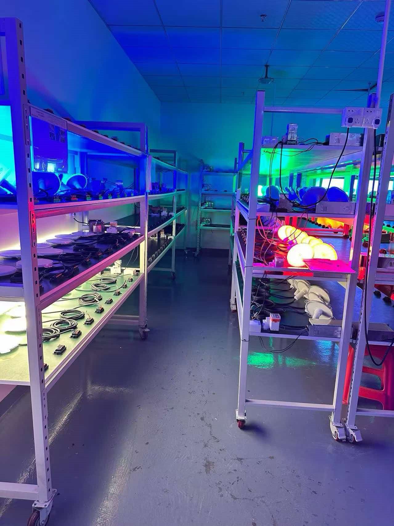 Prueba de envejecimiento y encendido de luces LED para piscinas LANHE